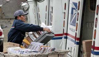 
Los servicios de correos de muchos países están pasando momentos inusualmente difíciles y buscan maneras para subsistir. / Foto por: Elaine Thompson / AP