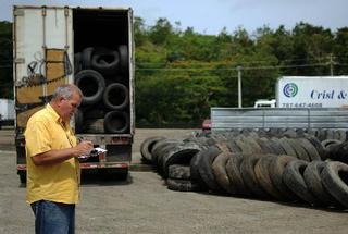 Crist & John Recyclers, Inc., y Transporte de Gomas Nathan, cuyo presidente es Samuel Morales, corren el riesgo de quebrar porque el Gobierno les adeuda una cantidad millonaria de dinero, lo que no les permite cumplir con sus compromisos