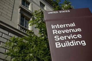 UN LETRERO indica la sede del Servicio de Rentas Internas (IRS) en Washington. / Foto por: Andrew Harrer / Bloomberg