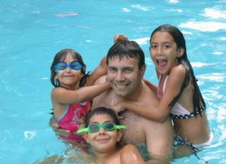 La CPSC reporta que todos los años aproximadamente 300 niños menores de cinco años se ahogan en piscinas o spas y que otros 5,100 niños menores de 15 años llegan a las salas de emergencia de los hospitales debido a lesiones de casi ahogamiento. / Foto por: Facilisimo.com