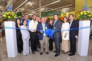 Corte de cinta con ejecutivos de Walmart junto al alcalde de Toa Baja, Anibal Vega Borges / Foto por: Walmart Puerto Rico