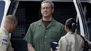 R. Allen Stanford custodiado en una corte de Houston.