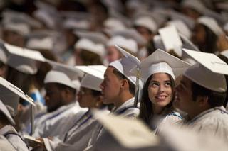 DECENAS DE estudiantes durante una ceremonia de graducación a principios de junio.  / Foto por: C.W. GRIFFIN / The Miami Herald